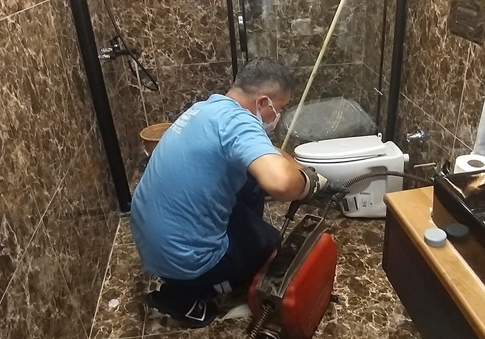 Banyo giderinde robot makine